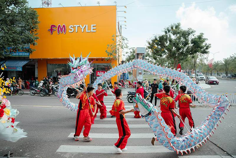 Múa lân rồng khai trương chào đón khách