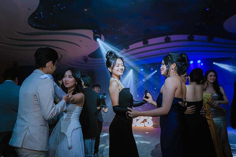 Nam nữ mặc dạ hội trong tiệc prom night tất niên công ty