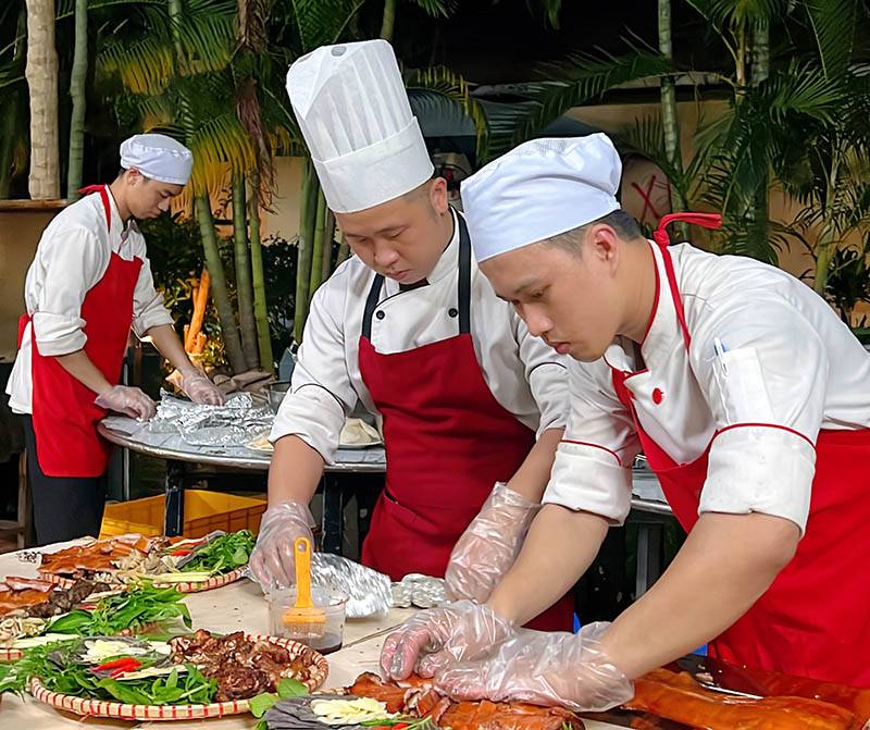 3 đầu bếp đang nấu ăn