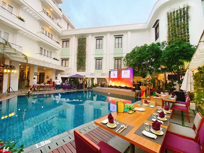 Ý tưởng tổ chức tất niên với pool party - tiệc hồ bơi