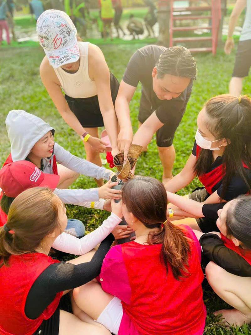 8 người đang gắn kết nhau chơi team building