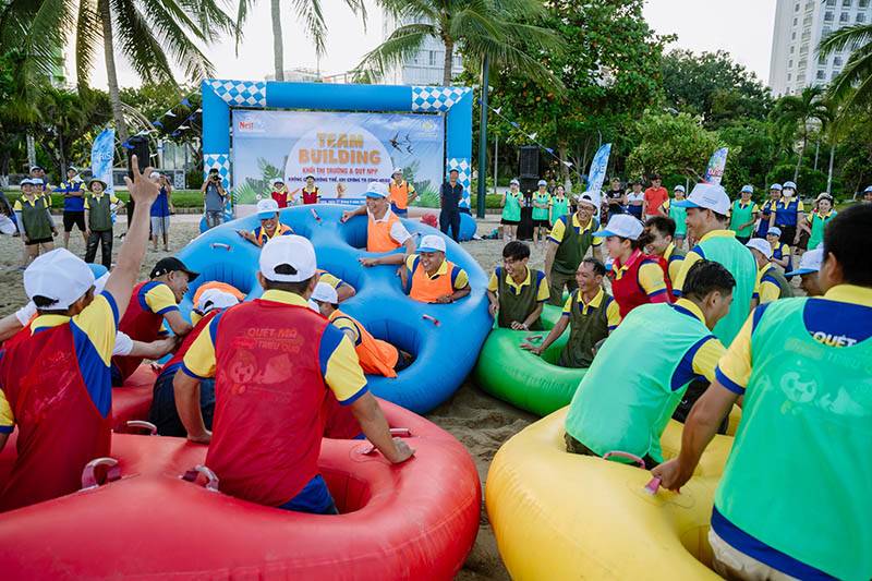 Nhân viên team building vui vẻ