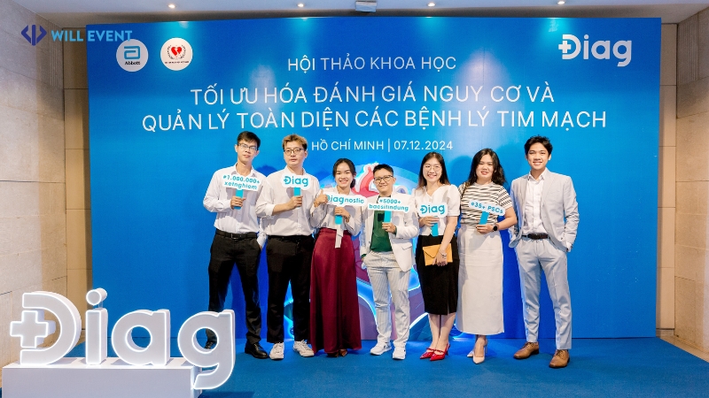 khách mời chụp ảnh tại backdrop của Hội thảo khoa học