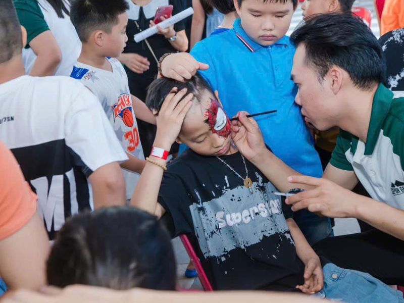 Vẽ mặt hóa trang