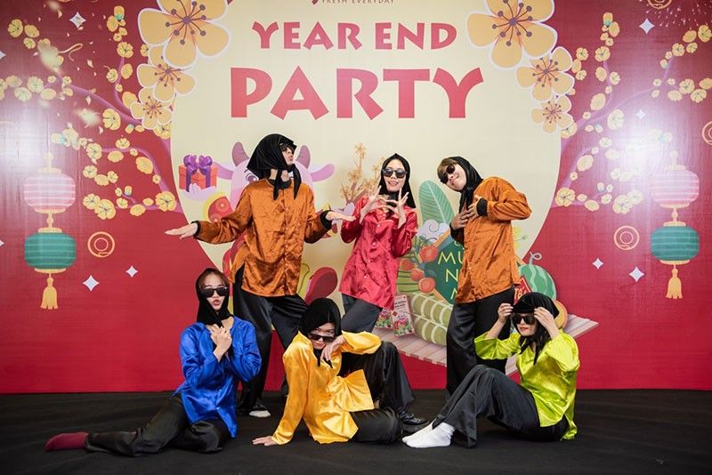 6 cô gái tạo dáng bên tiệc Year end party