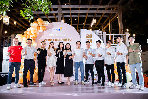 Công ty tham gia Year End Party tại nhà hàng