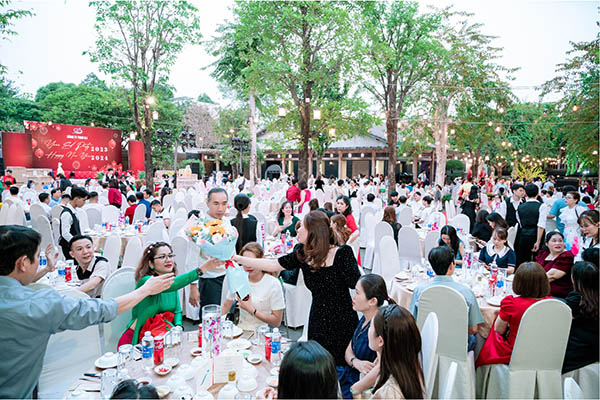 Nhiều người tham gia Year End Party công ty tại nhà hàng