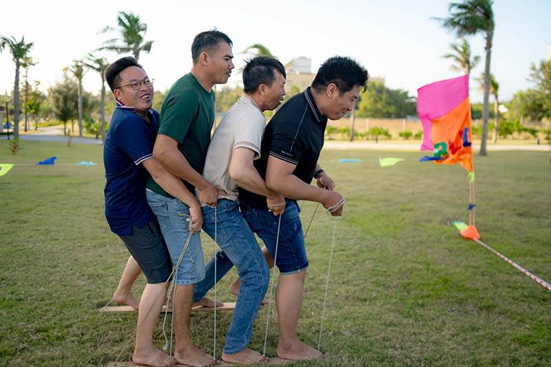 4 người đàn ông đang chơi trò đi bộ trên tấm ván