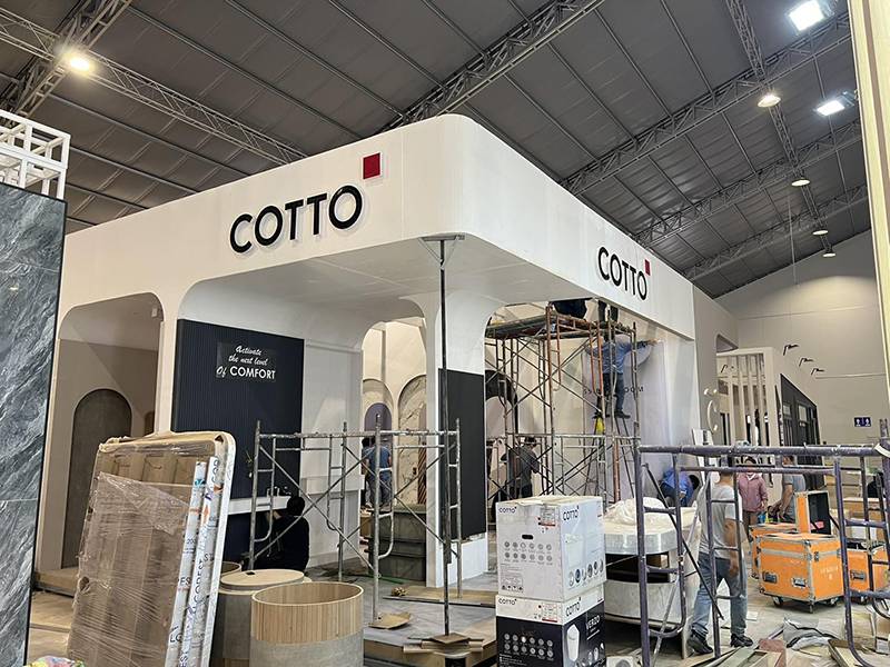 Công nhân đang thi công gian hàng triển lãm Cotto