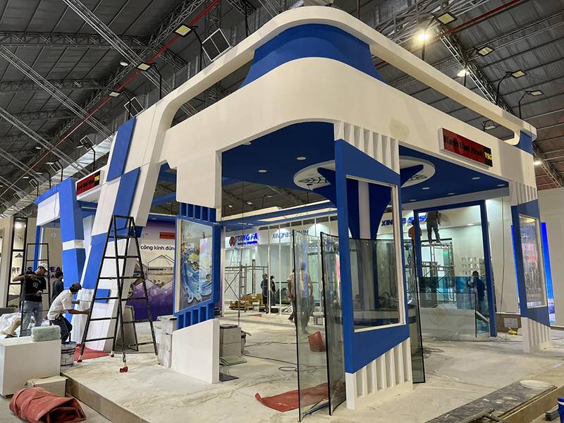 Gian hàng triển lãm của công ty kính