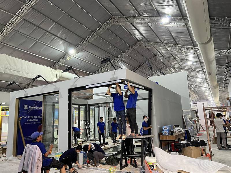 Đội ngũ thi công gian hàng triển lãm