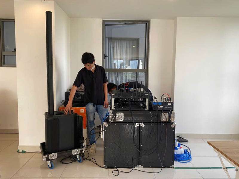 Nhân viên kỹ thuật bên cạnh hệ thống âm thanh