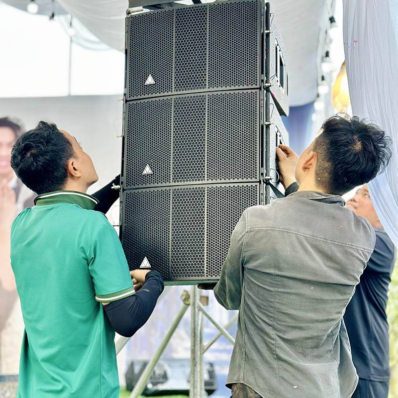 3 người đàn ông đang lắp đắt bộ loa