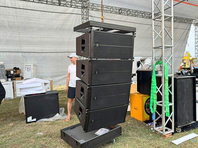 Lắp đặt dàn loa Line Array cho sự kiện