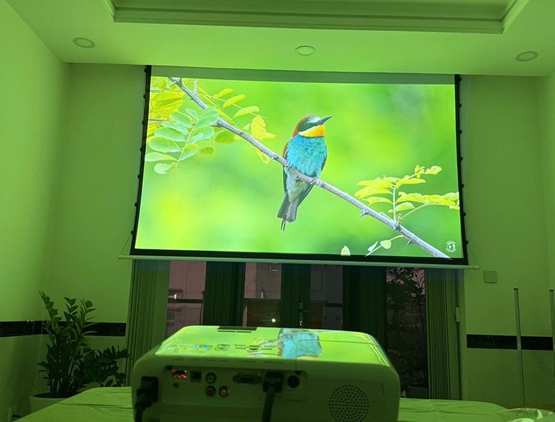 Khoảng cách giữa máy chiếu và màn chiếu