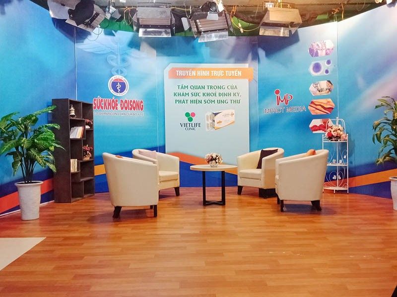 Bàn ghế sofa talkshow truyền hình trực tuyến về tầm quan trọng của khám sức khỏe định kỳ, phát hiện sớm ung thư