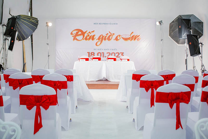 Bàn ghế sự kiện ra mắt phim đến giờ ăn cơm