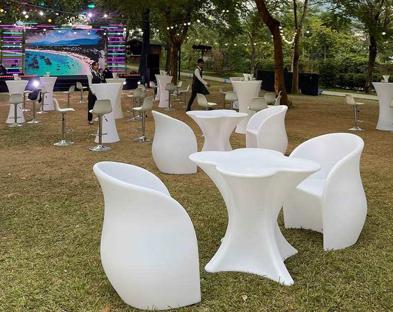 Bàn ghế bar màu trắng cho sự kiện ngoài trời