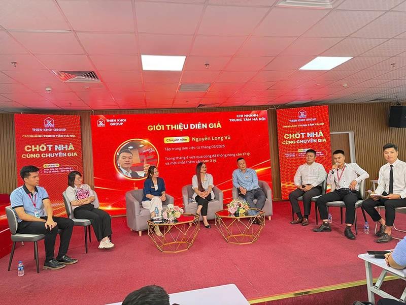 bàn ghế talk show Chốt nhà cùng chuyên gia