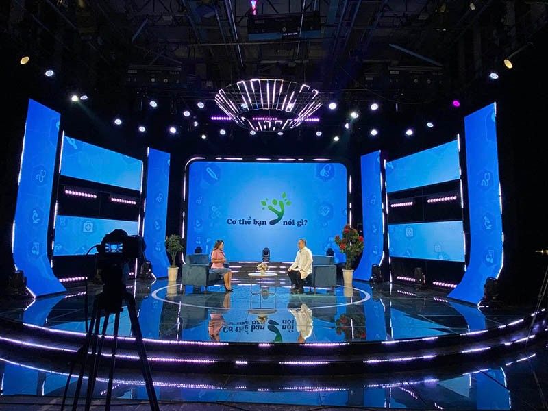 Bàn ghế talk show Cơ thể bạn nói gì