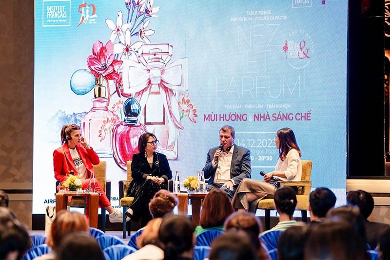Bàn ghế talk show màu kem tại sự kiện mùi hương và nhà sáng chế