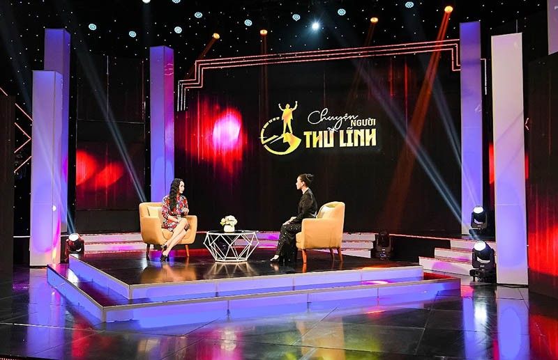 Bàn ghế màu kem talk show Người thủ lĩnh