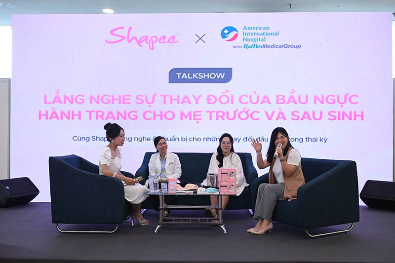 Bàn ghế sofa talkshow màu đen sự kiện Lắng nghe sự thay đổi của bầu ngực - hành trang cho mẹ trước và sau sinh