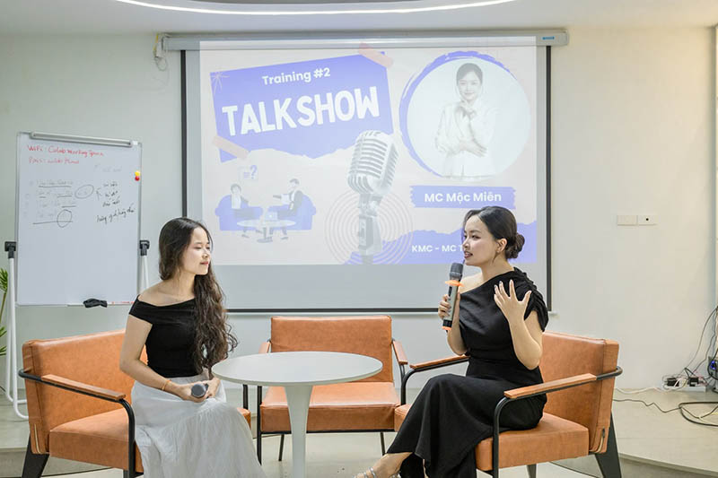 Bàn ghế sofa màu nâu sự kiện talkshow training