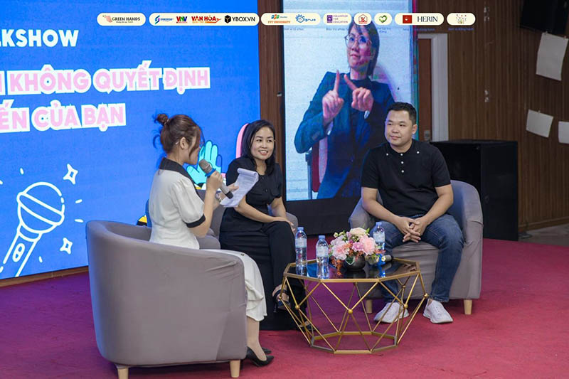 Bàn ghế talk show màu xám trong 1 sự kiện ngôn ngữ ký hiệu