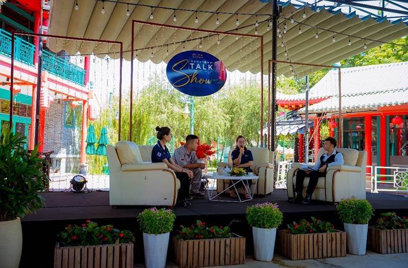 Bàn ghế sofa màu trắng cho sự kiện talkshow ngoài trời