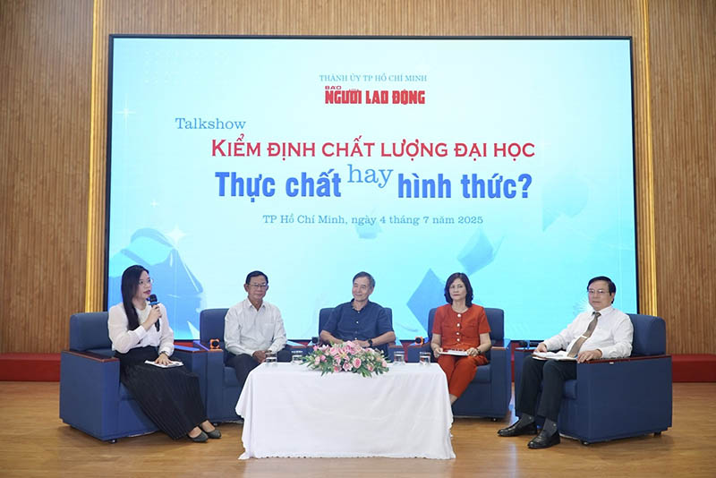 Bàn ghế talkshow màu xanh dương tại Kiểm định chất lượng đại học: Thực chất hay hình thức