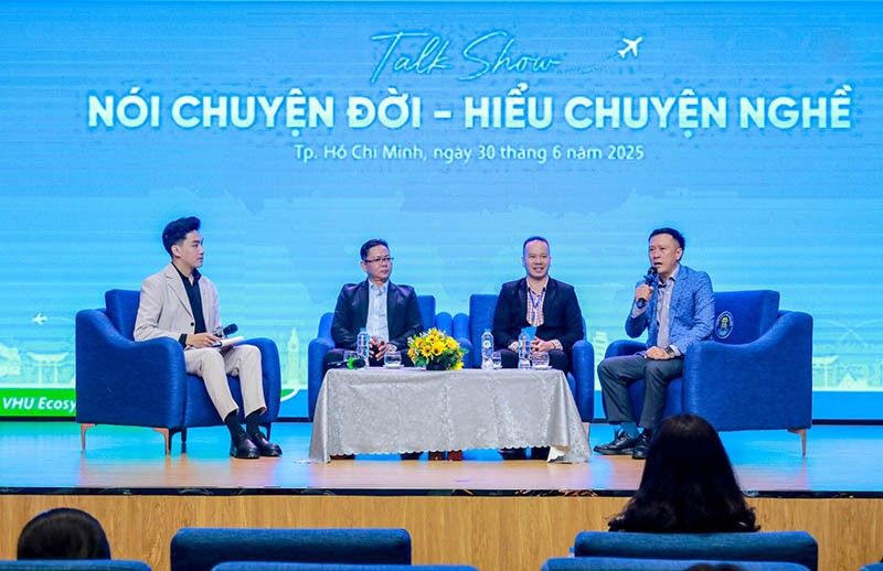 Bàn ghế sofa màu xanh dương cho sự kiện talk show Nói chuyện đời - hiểu chuyện nghề