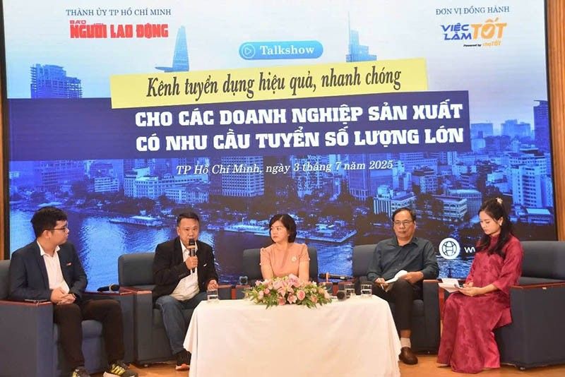 Bàn ghế talkshow màu đên ở sự kiện kênh tuyển dụng hiệu quả và nhanh chóng