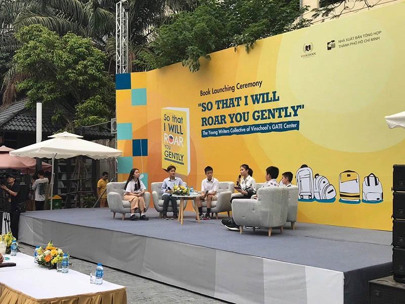 Bàn ghế sofa màu xám sự kiện talkshow thực tế So That I Will Roar You Gently