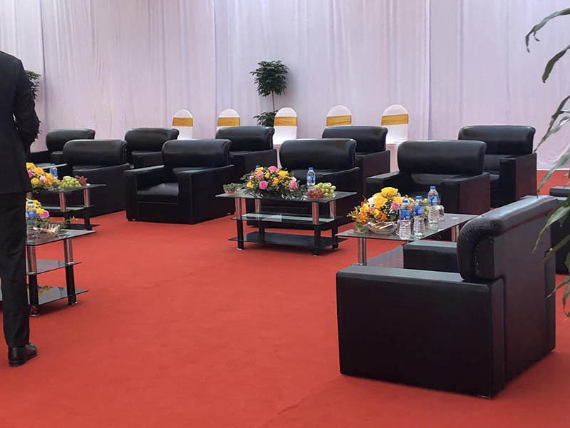 Bàn ghế sofa cho sự kiện talk show màu đen
