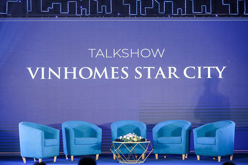 Bàn ghế talkshow màu xanh dương tại Vinhomes Star City
