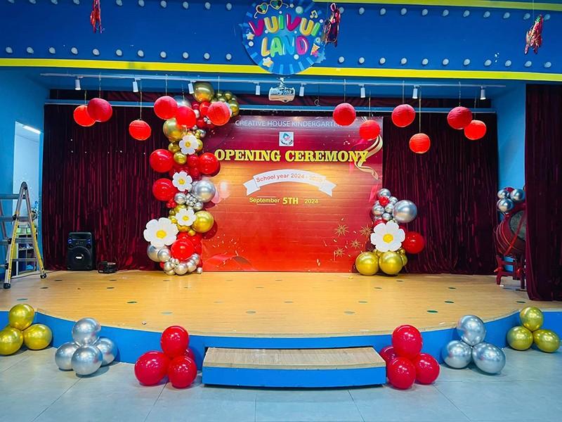 Sân khấu lễ khai giảng Vui vui land