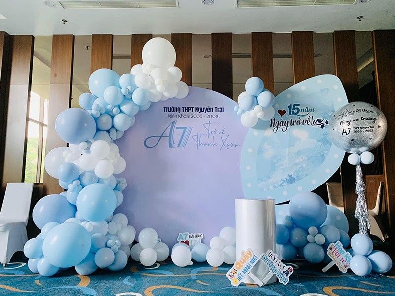 Backdrop màu xanh nhạt Trở về thanh xuân