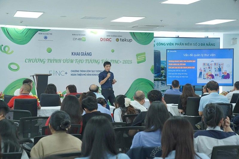 Diễn giả diễn thuyết tại ngày khai giảng nhiều người nghe