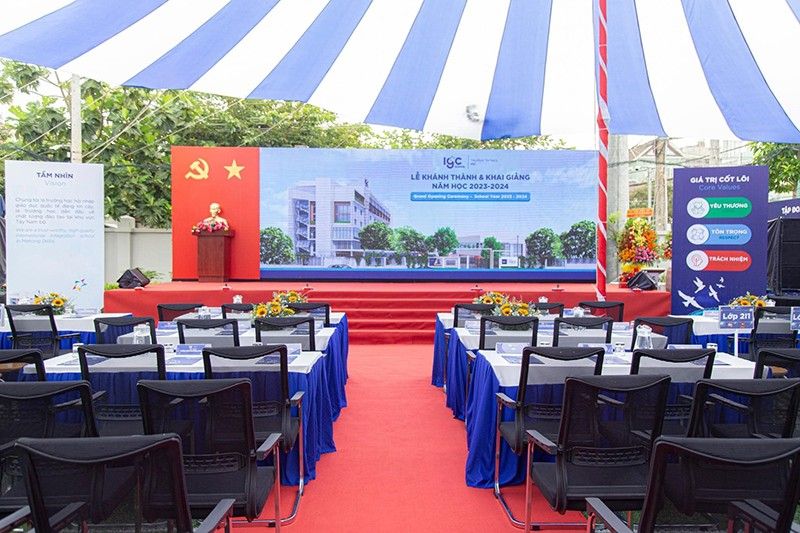 Bàn ghế và backdrop lễ khai giảng