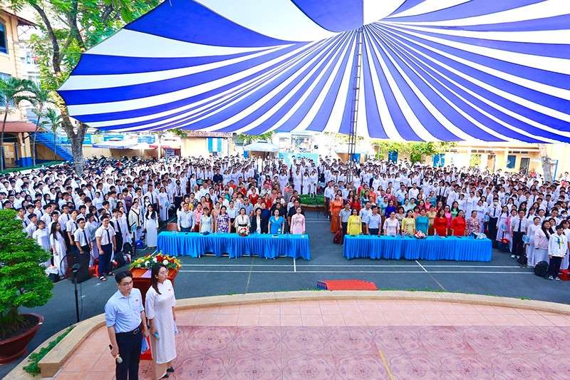 Nhiều người tham dự lễ khai giảng năm học mới
