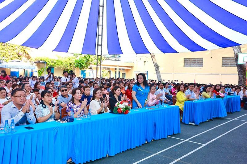 Lều màu xanh dương trong lễ khai giảng