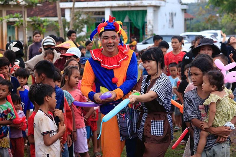 Chú hề làm bóng bay tại tết trung thu