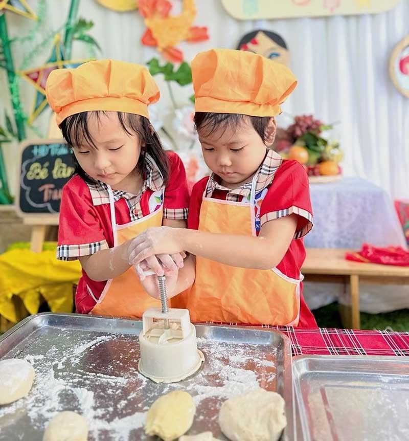 2 bé làm bánh trung thu