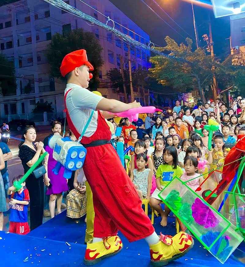 MC hề và xiếc bong bóng tại tết trung thu