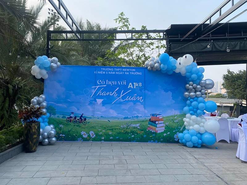 Thiết kế và thi công trang trí backdop bong bóng kỷ niệm 5 năm ra trường THPT Newton