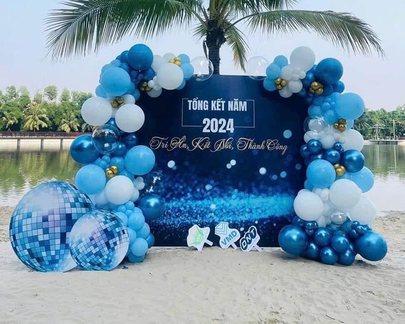 Thiết kế và thi công trang trí backdop bong bóng tiệc tất niên 2024