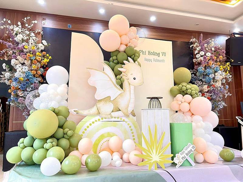 Thiết kế và thi công trang trí backdop bong bóng tiệc đầy tháng bé Phí Hoàng Vũ
