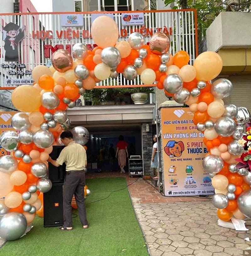 Trang trí cổng bong bóng cho sự kiện khai trương học viện đào tạo Minh Châu