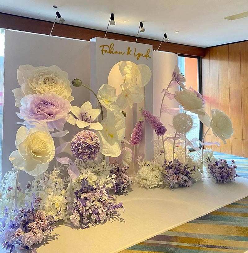 Trang trí backdrop bong bóng và hoa khô để chụp hình đám cưới